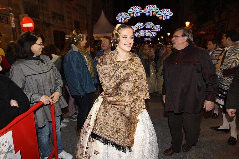 La Fallera Mayor de Valencia visitó Almirante Cadarso para presenciar la Parada Mora