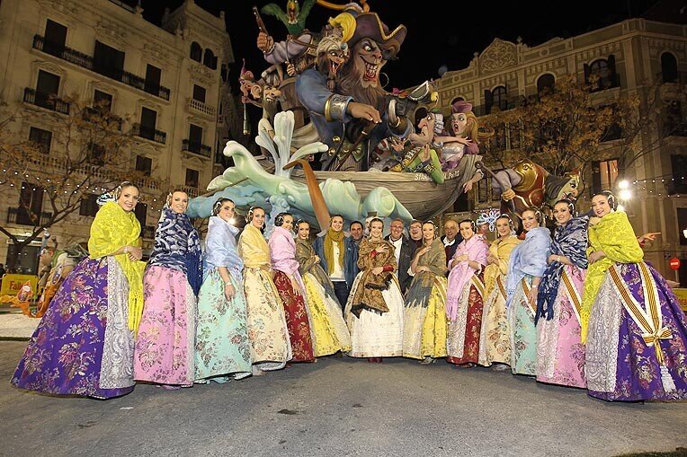 Begoña Jiménez posa con varias falleras de Almirante Cadarso. Foto: Fallas.com