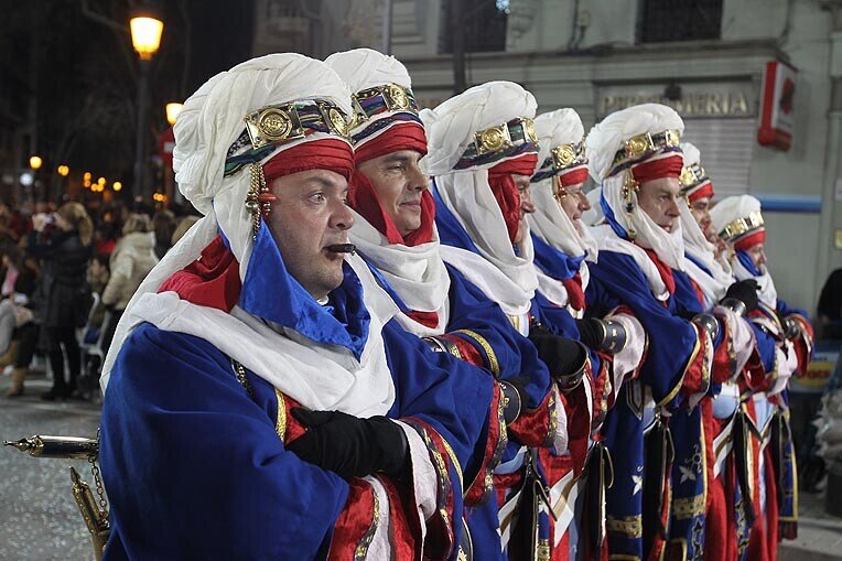 Una de las comparsas participantes en la Parada Mora. Foto: Fallas.com