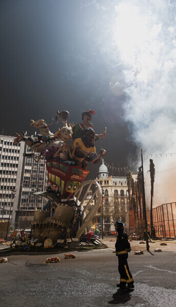 Un bombero supervisa el inicio de la cremá de la falla de la Plaza del Ayuntamiento, 2013. Foto: Isaac Ferrera.