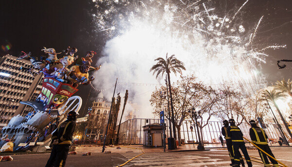 Fuegos artificiales previos a la cremà. Foto: Isaac Ferrera