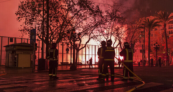 Fuegos artificiales previos a la cremà. Foto: Isaac Ferrera