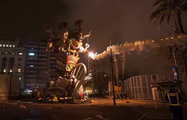 La mecha llega hasta la falla municipal. Foto: Isaac Ferrera