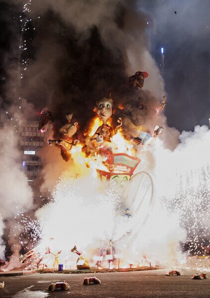 La falla, presa de las llamas. Foto: Isaac Ferrera