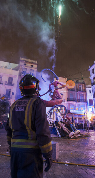 Los bomberos, atentos a la cremà complicada de una falla del barrio del Carmen. Foto: Isaac Ferrera