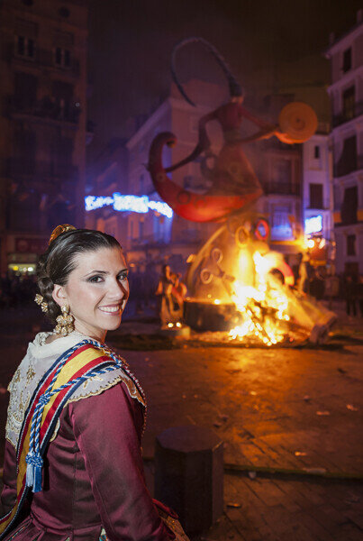 Una Fallera Mayor, con la cremà de su falla al fondo. Foto: Isaac Ferrera