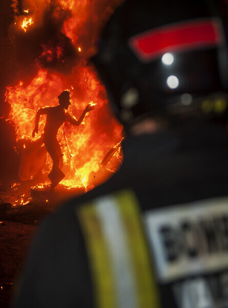 Cremà y bombero. Foto: Isaac Ferrera