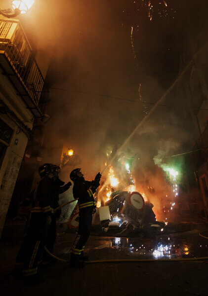 Refrescando los edificios colidantes para evitar desgracias. Foto: Isaac Ferrera