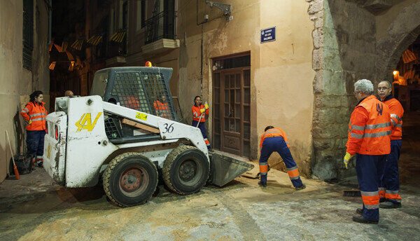 Los servicios de limpieza comienzan a borrar el rastro de la cremà. Foto: Isaac Ferrera