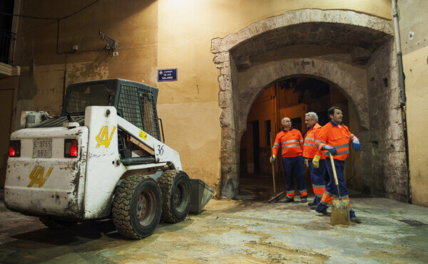 Los servicios de limpieza comienzan a borrar el rastro de la cremà. Foto: Isaac Ferrera