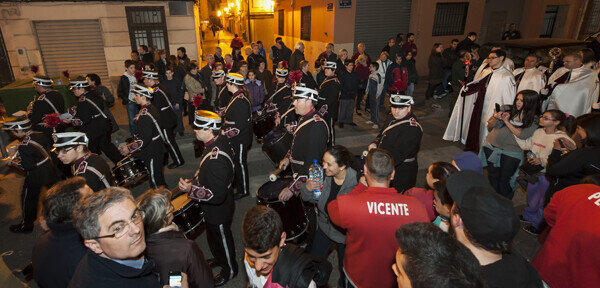 Banda y cofrades de la Hermandad de la Crucifixión del Señor. Foto: Isaac Ferrera