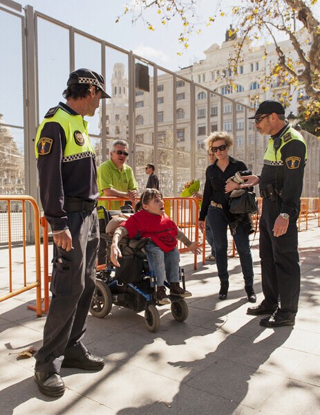 Agentes de la Policía conversan con los discapacitados aconsejándoles retirarse de la zona de mascletaea. Foto: Isaac Ferrera