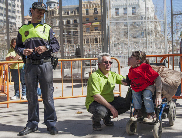 Agentes de la Policía conversan con los discapacitados aconsejándoles retirarse de la zona de mascletaea. Foto: Isaac Ferrera