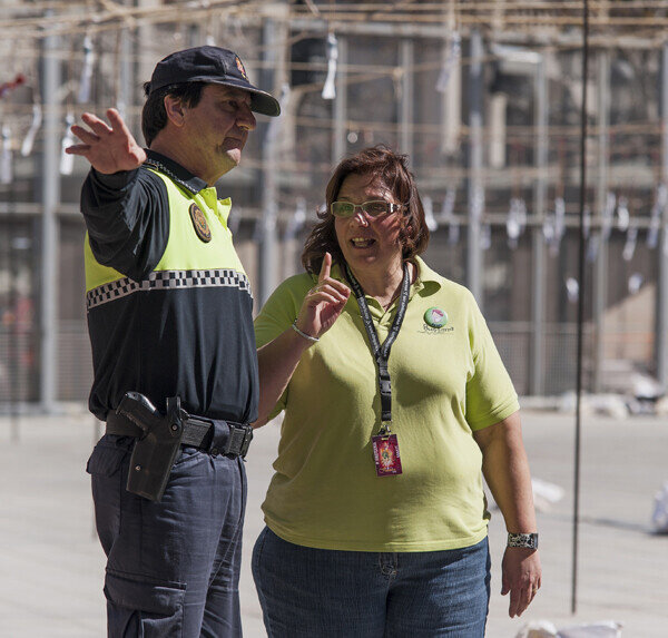 Reyes Martí hablando con un policía antes del disparo de la mascletà. Foto: Isaac Ferrera