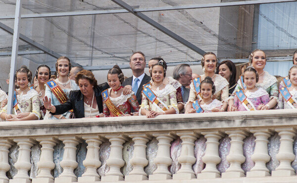 Rita Barberá, las Falleras Mayores de Valencia y sus Cortes de Honor saludan a los valencianos desde un repleto balcón del Ayuntamiento. Foto: Isaac Ferrera