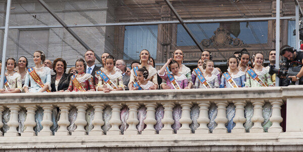 La alcaldesa, el presidente fabra y las Falleras, en el balcón del Ayuntamiento, contemplan la parte aérea de la mascletà. Foto: Isaac Ferrera