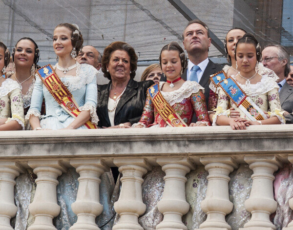 La alcaldesa, el presidente fabra y las Falleras, en el balcón del Ayuntamiento. Foto: Isaac Ferrera