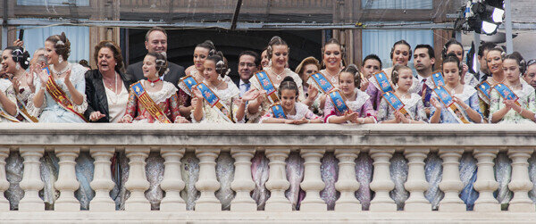 El balcón del Ayuntamiento al completo aplauden a la pirotécnica. Foto: Isaac Ferrera