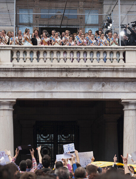 Parte del público protesta bajo el balcón. Foto: Isaac Ferrera