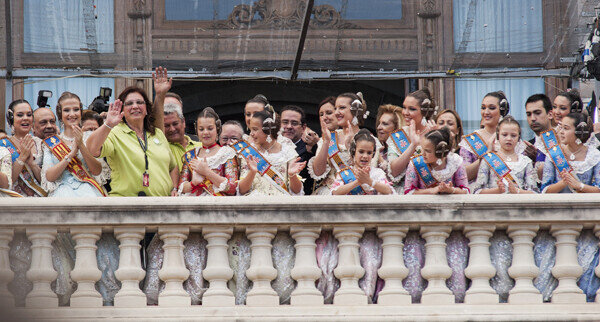 Reyes Martí es agasajada en el balcón del Ayuntamiento, como es preceptivo. Foto: Isaac Ferrera