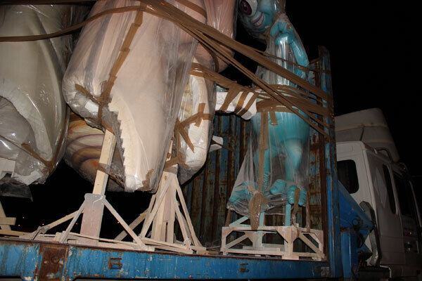 Un camión transporta piezas de una falla ya caída la noche. Foto: Javier Furió