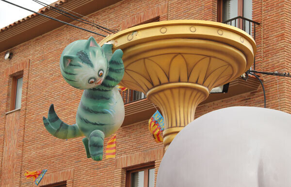 El gato, con uno de los brazos ya roto y balanceado por el viento en Ramón de Rocafull - Barrio Llamosí. Foto: Javier Furió