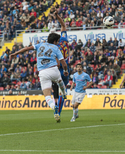 Augusto marca ante el fallo de Juanfran, que no llegó. Foto: Isaac Ferrera Augusto marca ante el fallo de Juanfran, que no llegó. Foto: Isaac Ferrera