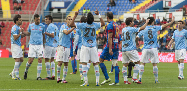 Los jugadores celtiñas celebran el gol de Augusto, que mira al cielo. Foto: Isaac Ferrera