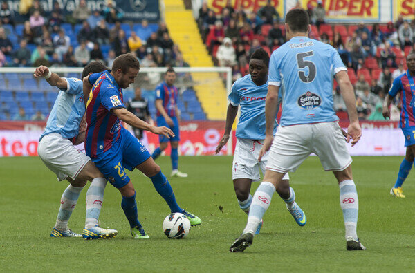 Roger, rodeado de jugadores del Celta. Foto: Isaac Ferrera