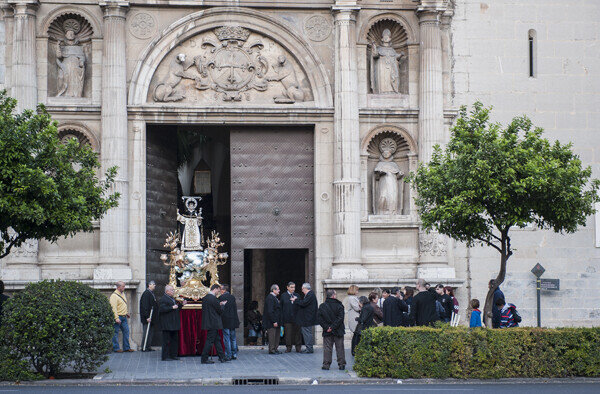 La imagen de San Vicente sale del Convento de Santo Domingo en la plaza de Tetuán. Foto: Isaac Ferrera