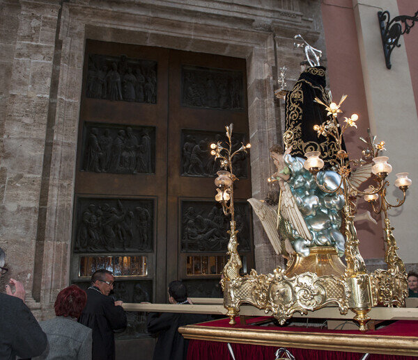 La imagen de San Vicente a su paso por el Pasaje d’En Emili Mª Aparisi i Olmos, uno de los laterales de la Basílica. Foto: Isaac Ferrera 