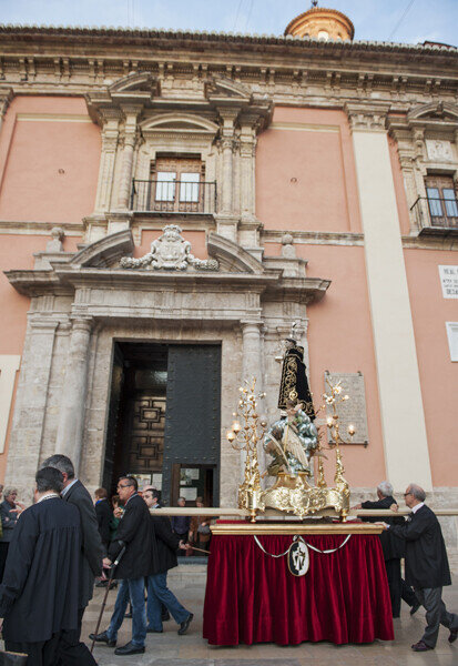 El Santo llega a la portada principal de la Basílica de la Virgen de los Desamparados. Foto: Isaac Ferrera