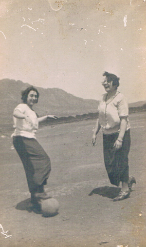 Mujeres jugando al football. Lugar sin identificar. Ca. 1928. Foto: Archivo privado de Rafael Solaz