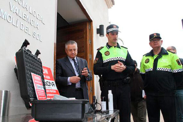 La Policía Local, ante la atenta mirada del concejal de Seguridad Ciudadana, Miquel Domínguez, explican la prueba a realizar. La Policía Local, ante la atenta mirada del concejal de Seguridad Ciudadana, Miquel Domínguez, explican la prueba a realizar.