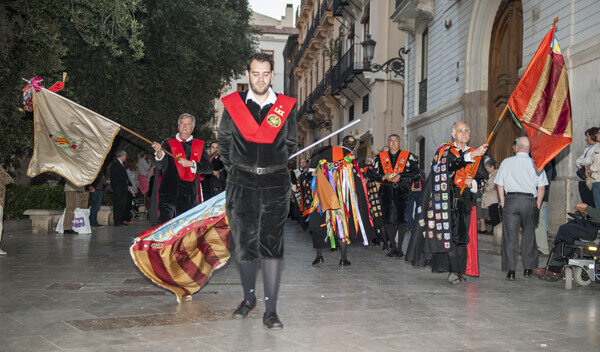 La tuna, en su paso por la calle del Micalet. Foto: Isaac Ferrera