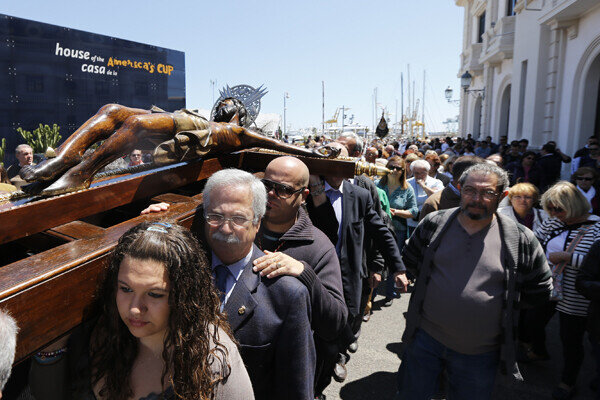 Los granaderos llevaron la escalera con el cristo a pocas semanas del 25 aniversario de su refundación/m,molines