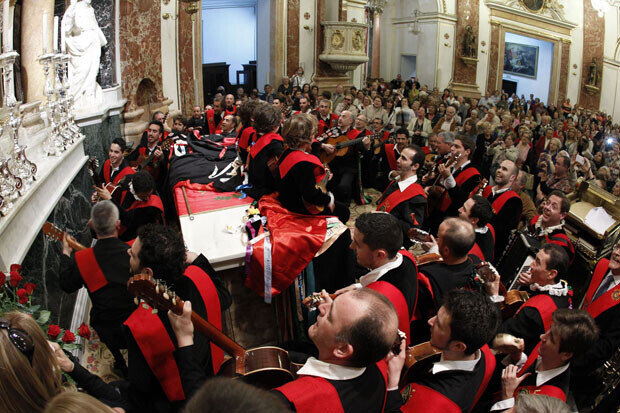 Los tunos, ya en la Basílica, rondando a la Virgen. Foto: A.SÁIZ/AVAN