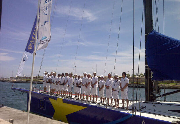 El ESIMIT Europa, con su dotación en cubierta, en la Marina Real Juan Carlos I.