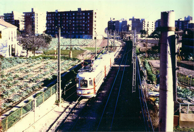 El trenet a su paso por Marxalenes. Años 80. Foto Manuel Cambra.