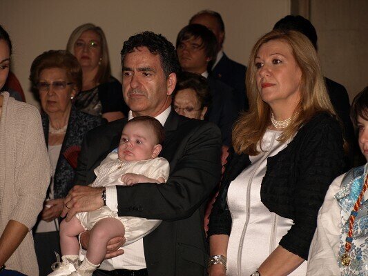 Alejandro Vicente, a punto de recibir el bautismo en el Pouet de Sant Vicent. Foto: Artur Part