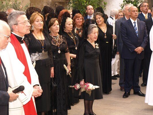 El concejal de fiestas, Paco Lledó, junto a las clavariesas, acudió a la procesión. Foto: Artur Part