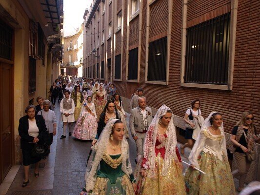 La comitiva transcurre por la calle Aparisi y Guijarro hasta Gobernador Viejo. Foto: Artur Part