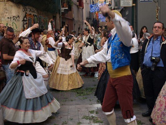 Dansà previa a la subida de la imagen al altar de Pepo Jarauta. Foto: Artur Part