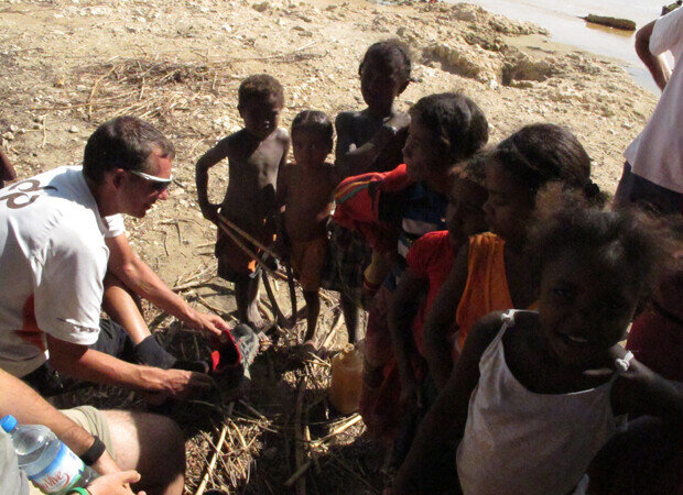 Ponerse las zapatillas es un espectáculo digno de verse.
