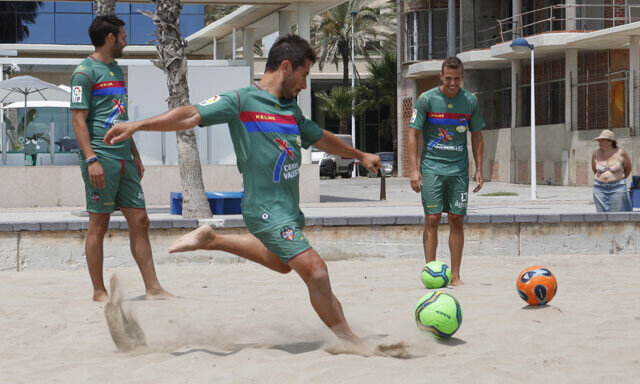 José Miralles dispara en la demostración tras la presentación del equipo. Foto: Jorge Ramírez / Levante UD