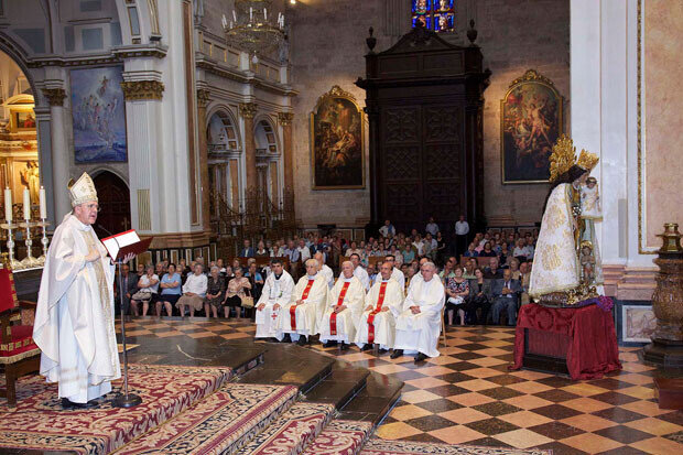 El Arzobispo de Valencia hace su homilía cerca de la imagen peregrina de la Virgen de los Desamparados, en el altar. Foto: M.Guallart/AVAN