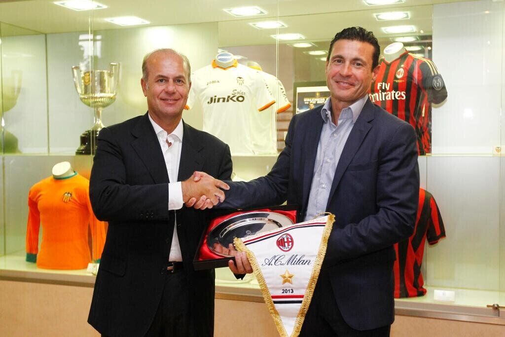 Intercambio de regalos entre los presidentes del Milan y el Valencia. Foto: Valencia CF