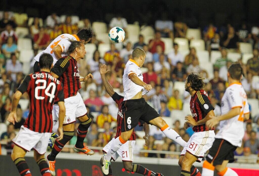 Rami despeja de cabeza un balón comprometido en el área valencianista. Foto: Valencia CF