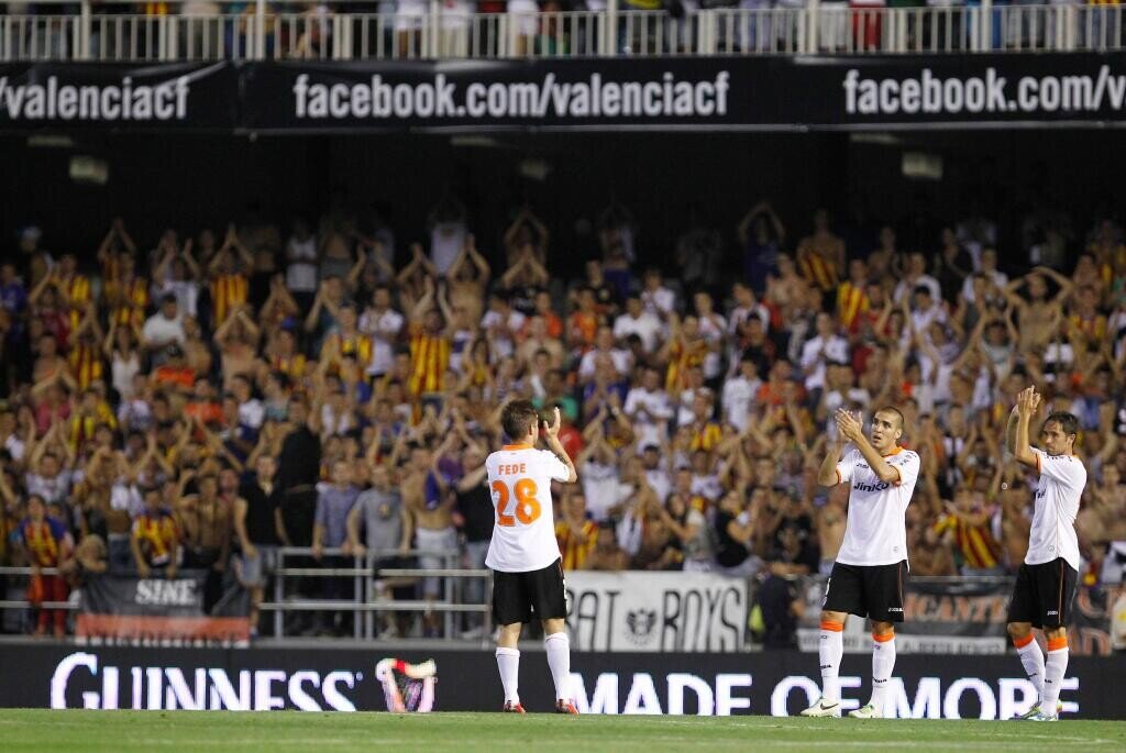 El respetable despidió al equipo con aplausos. Foto: Valencia CF