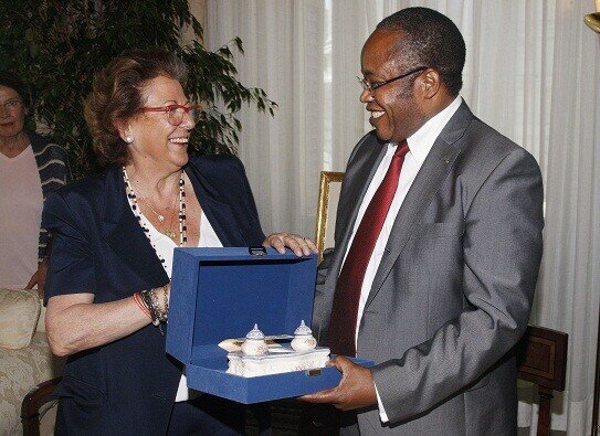 El delegado de negocios de la Embajada de Camerún con la alcaldesa/ayto vlc